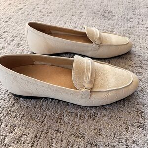 Vionic Cream Embossed Loafers women’s size 8.5